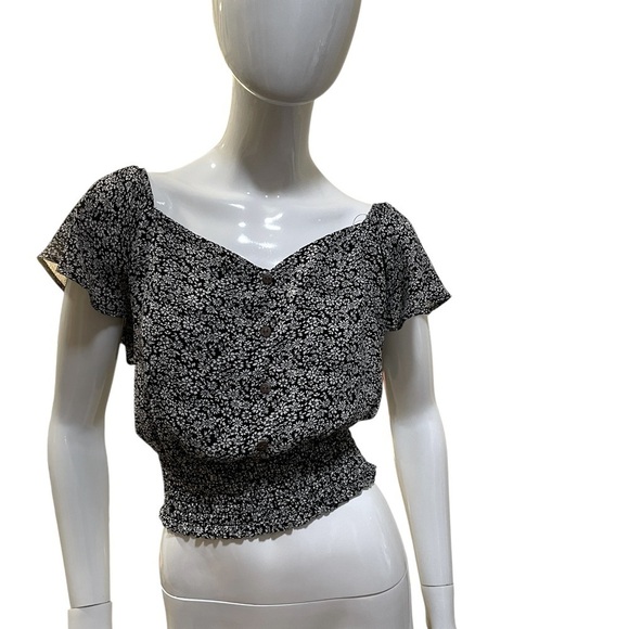 Monteau Black and White Flutter Sleeve Crop Blouse - Picture 2 of 10